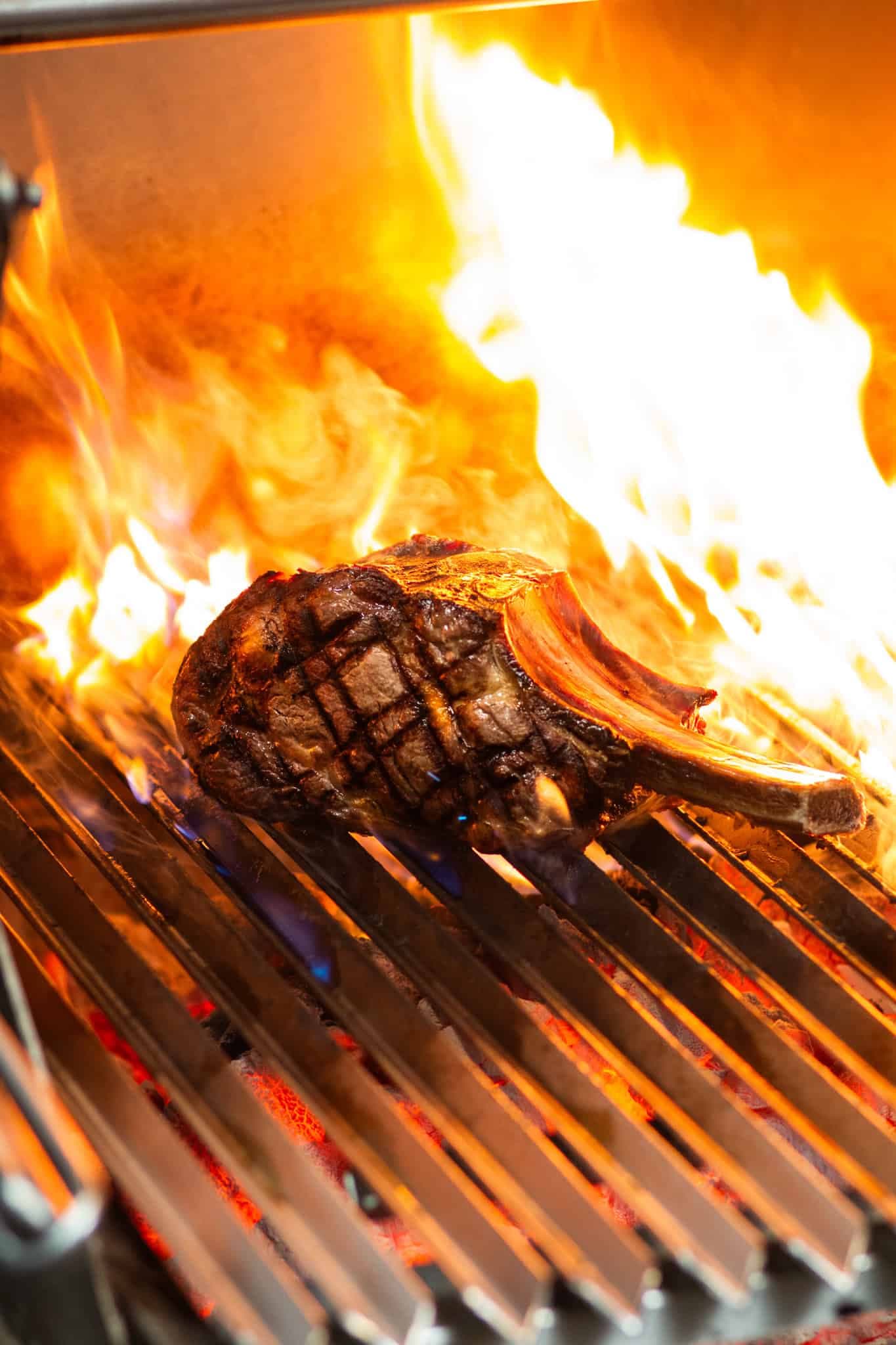 Tomahawk steak van de houtskoolgrill