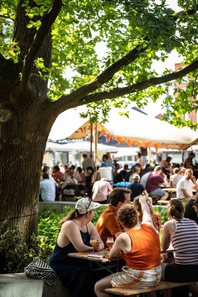 The Taphorst '26 festival square under the trees, full of people at the beer tables