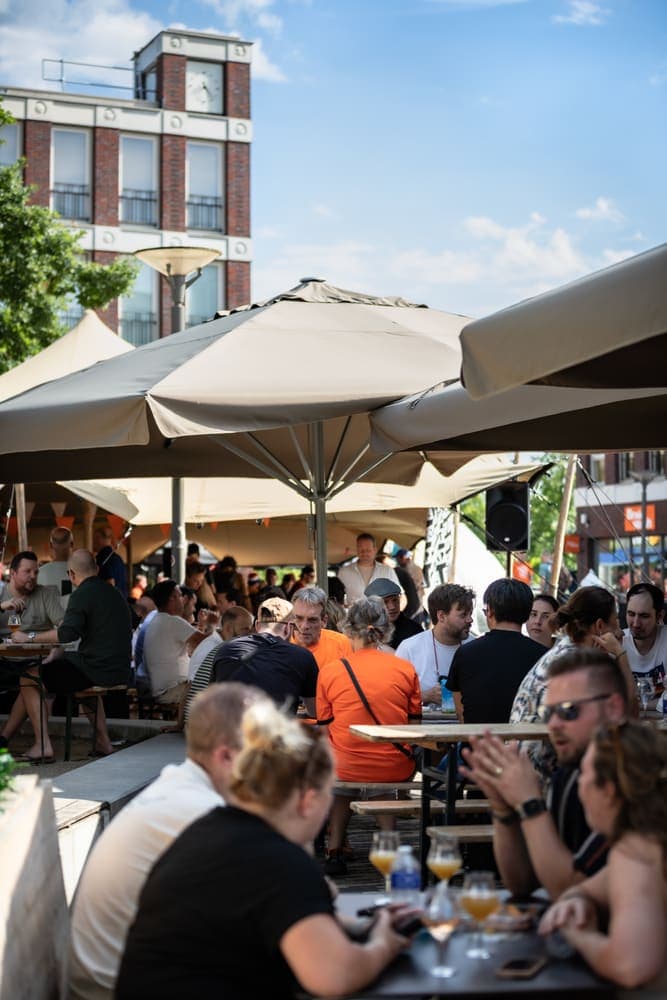 Packed terraces under the parasols at Taphorst '26