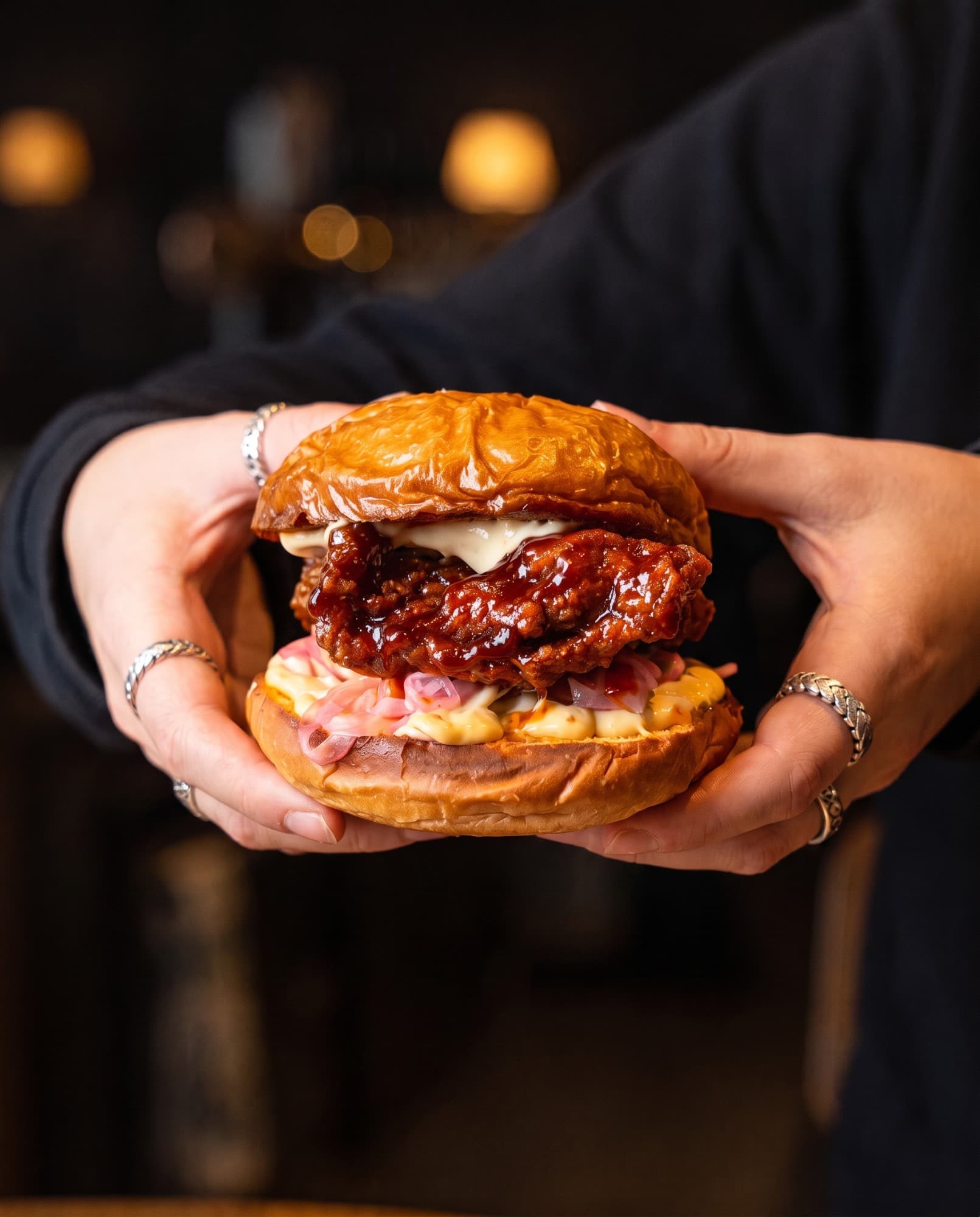 Korean fried chicken burger met spicy honey glaze en ingelegde rode ui