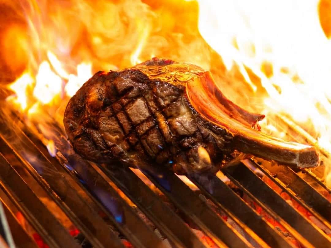 Vlees op de houtskoolgrill bij Tjaps