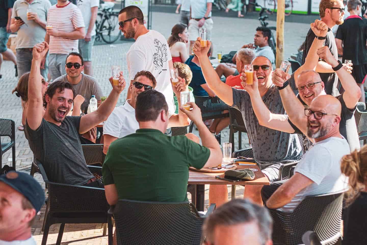 Bezoekers proosten met een biertje