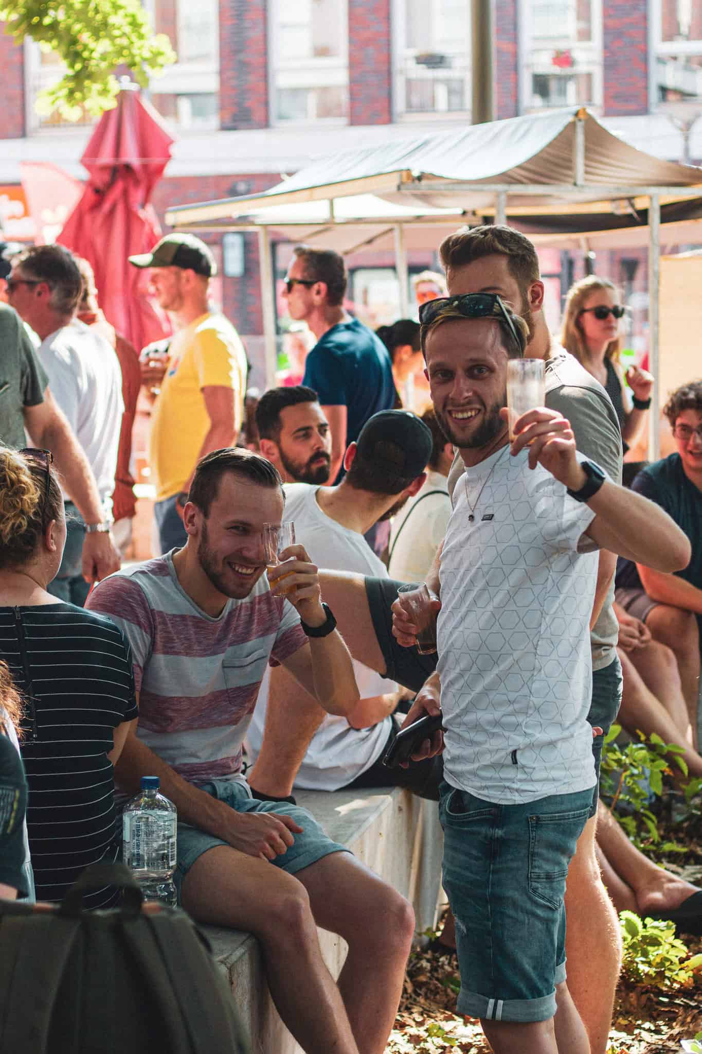 Sfeerbeeld van bezoekers op het festival