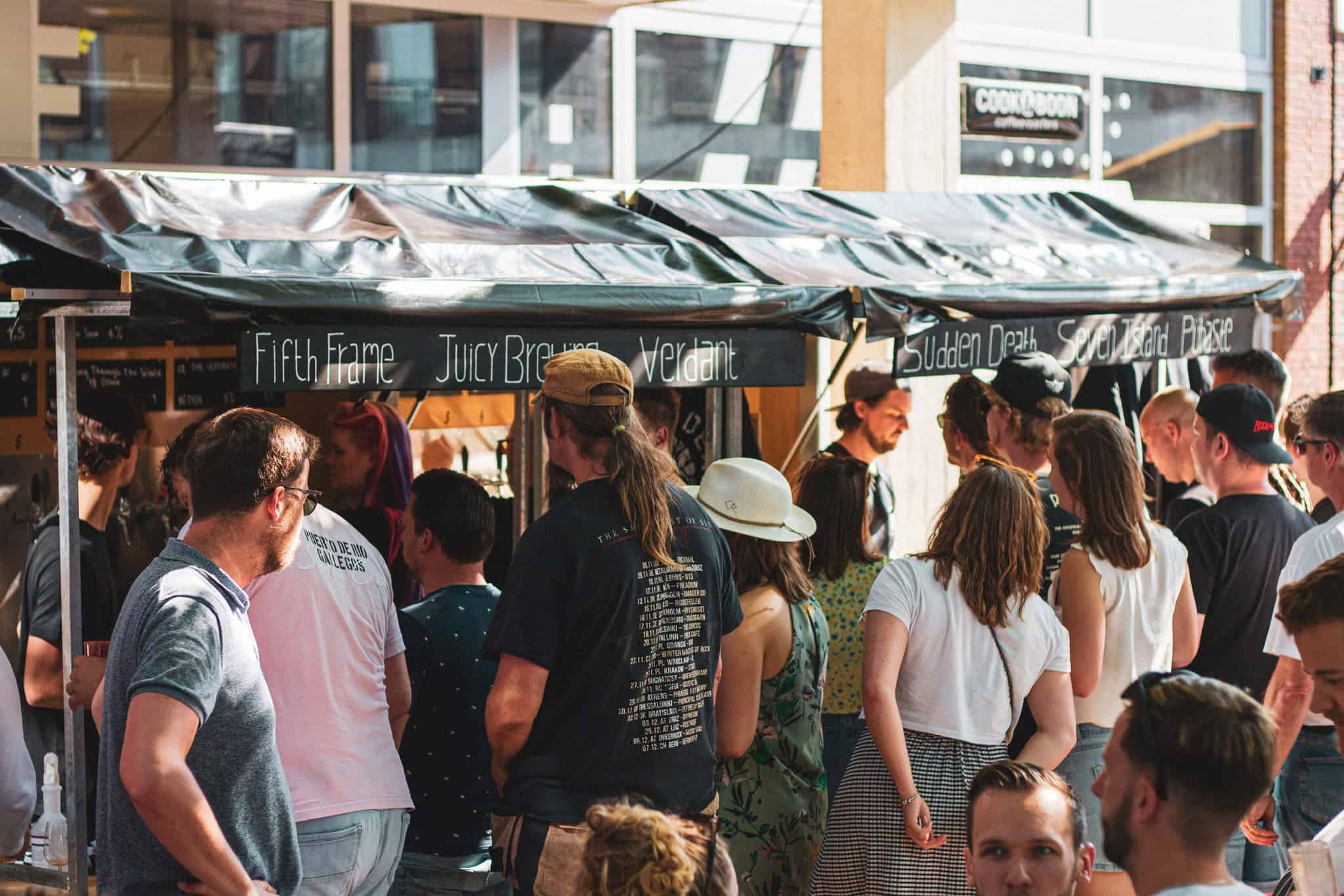 Tapkarren met bier op het festivalplein